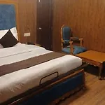 Snow King Retreat- Himalayan View , Revolving Restaurant , Pinewood Cottages , Huts , Villas , Rooms , Hydro Pool , Karaoke Music , Dj Night