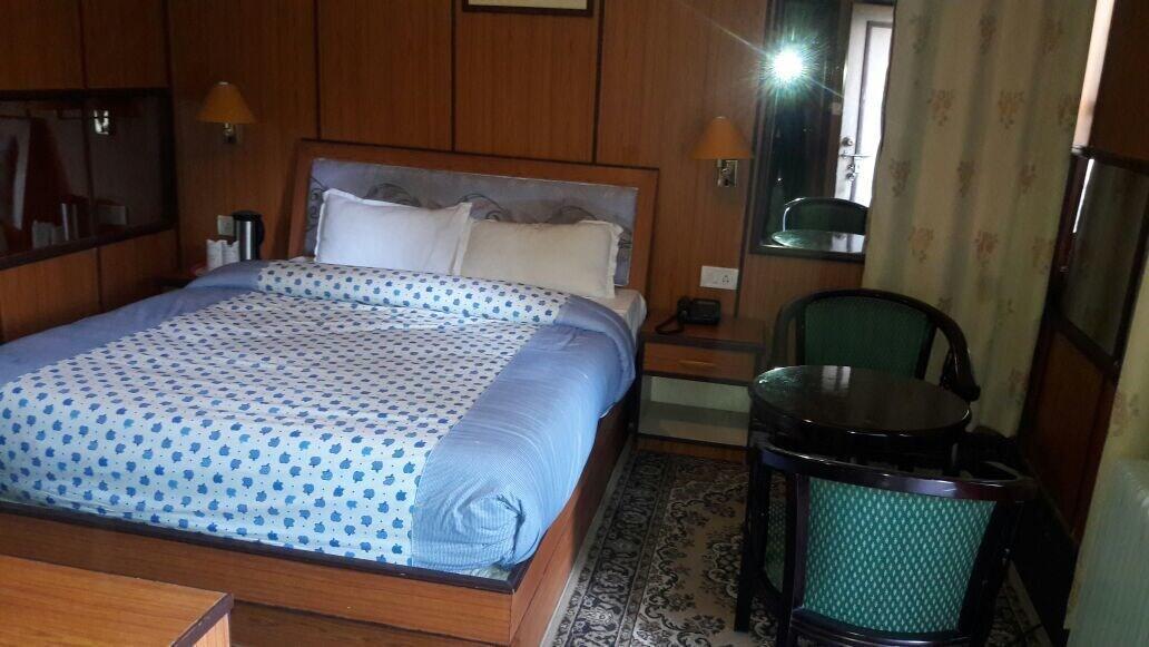 Snow King Retreat: Himalayan Views & Mountain Luxury Hotel Kufri