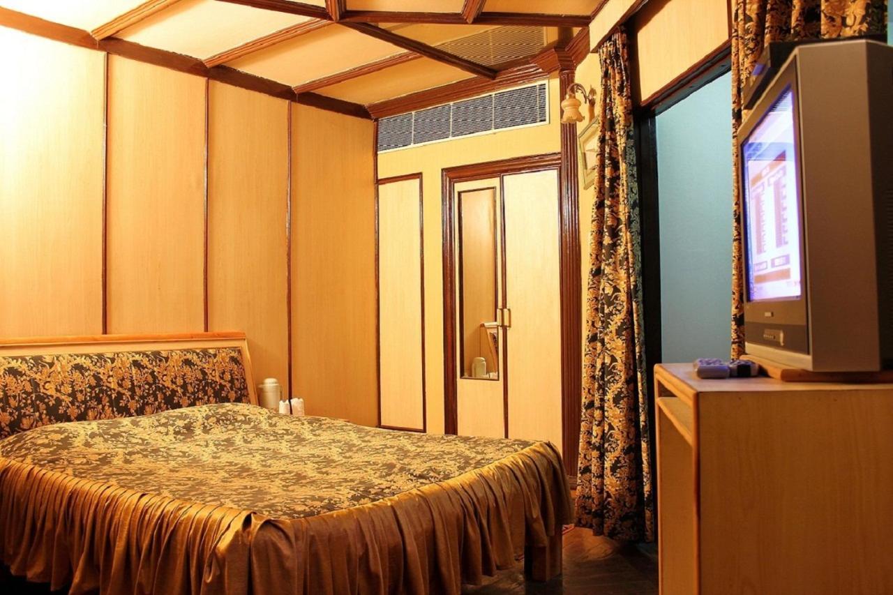 Snow King Retreat: Himalayan Views & Mountain Luxury