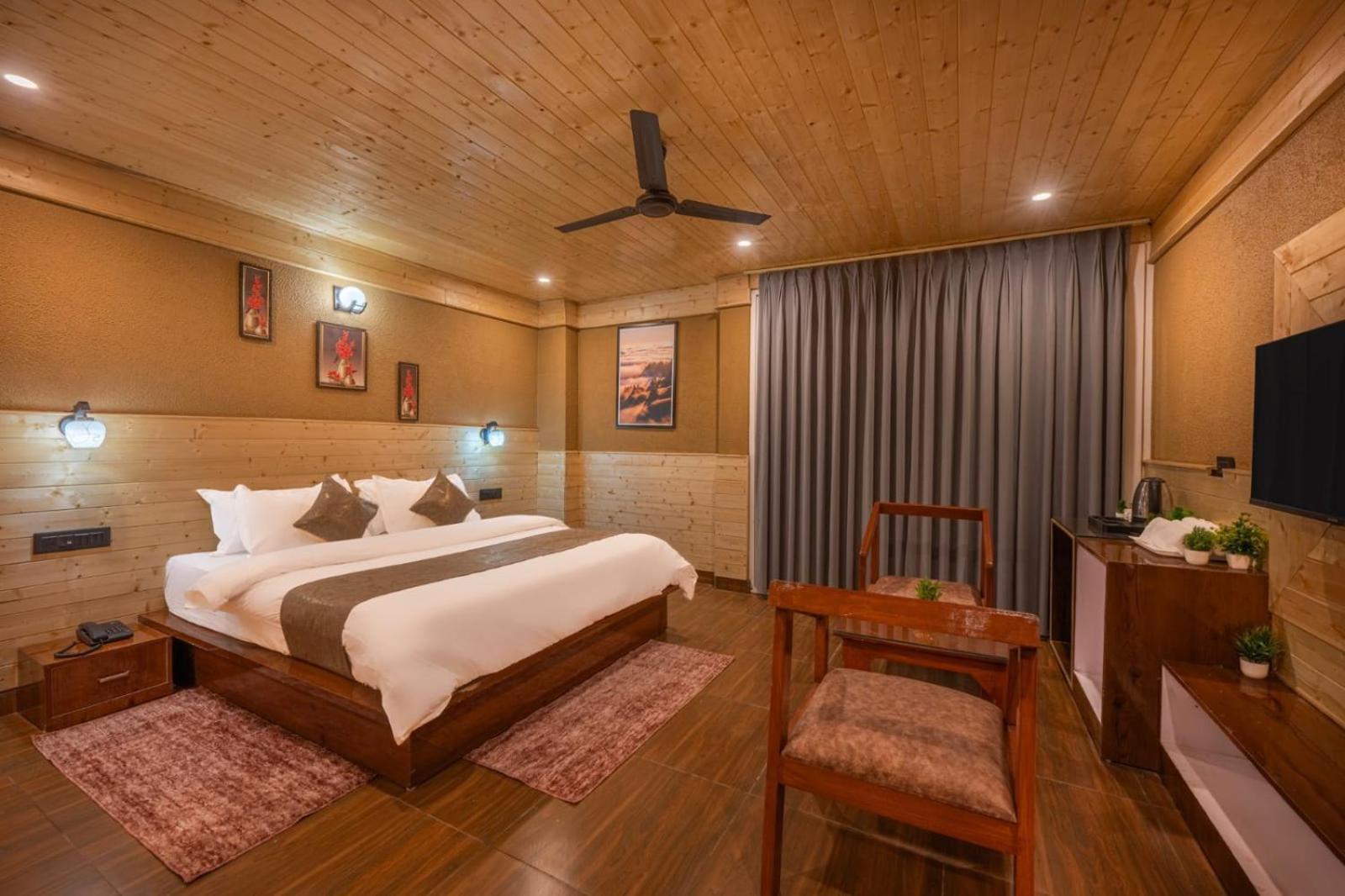 Place For Yoga I Meditation I Snow & Cedar View I Room With Pvt Balcony I By Exotic Stays Apartment *