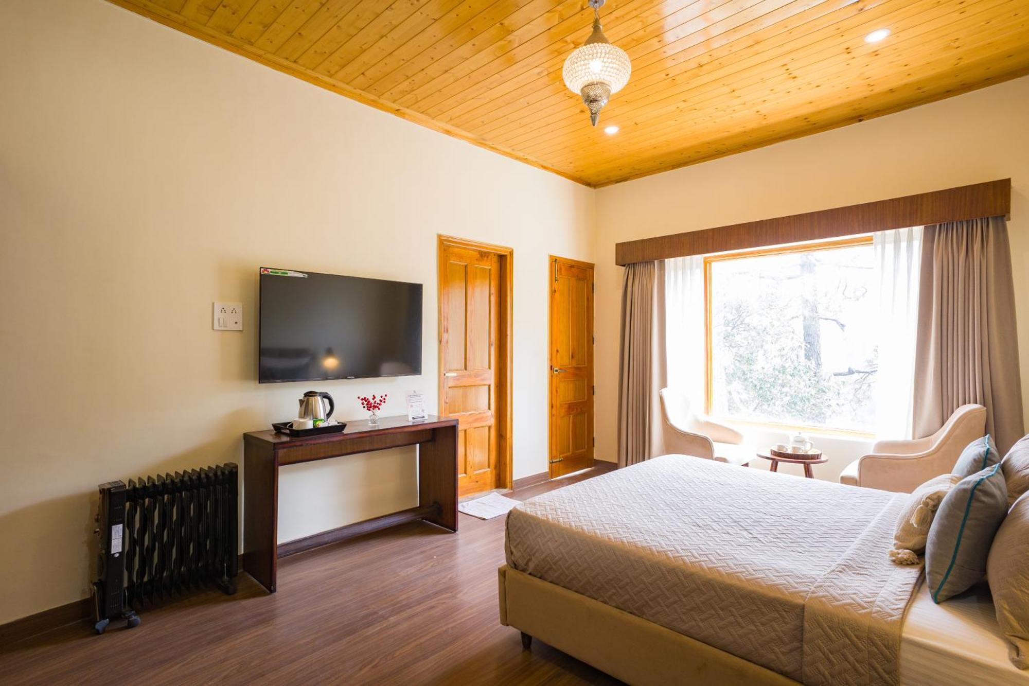 Alaya Luuma Luxury Hillside 5-bhk Amidst Pines With Garden, Balcony & Lounge Villa Kufri
