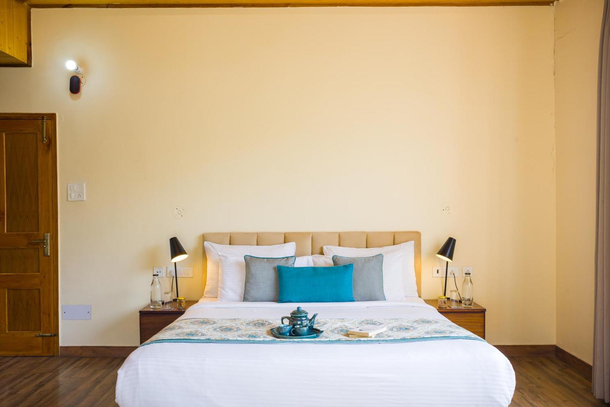 Villa Alaya Luuma Luxury Hillside 5-bhk Amidst Pines With Garden, Balcony & Lounge Kufri