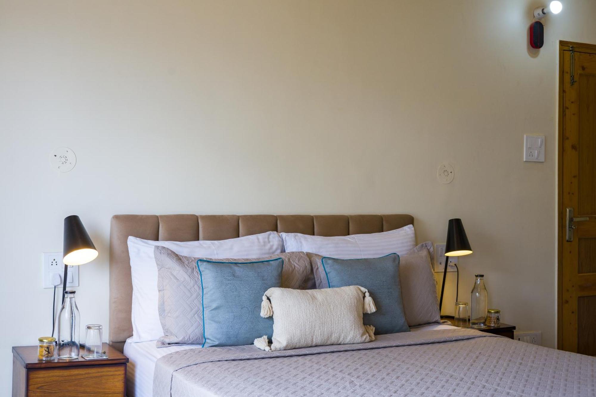 Alaya Luuma Luxury Hillside 5-bhk Amidst Pines With Garden, Balcony & Lounge *