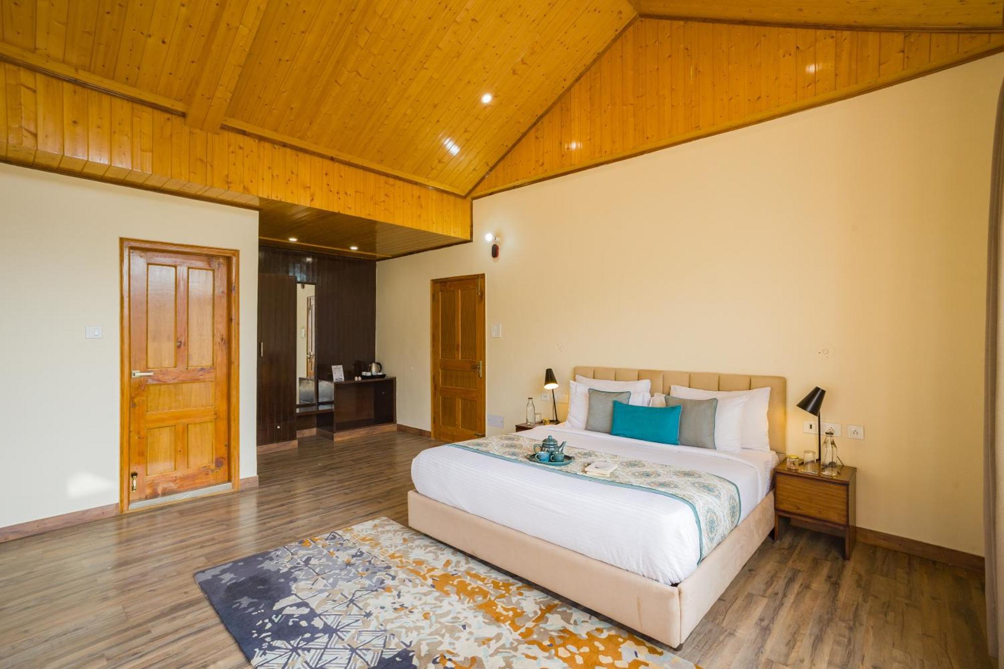 Alaya Luuma Luxury Hillside 5-bhk Amidst Pines With Garden, Balcony & Lounge Villa