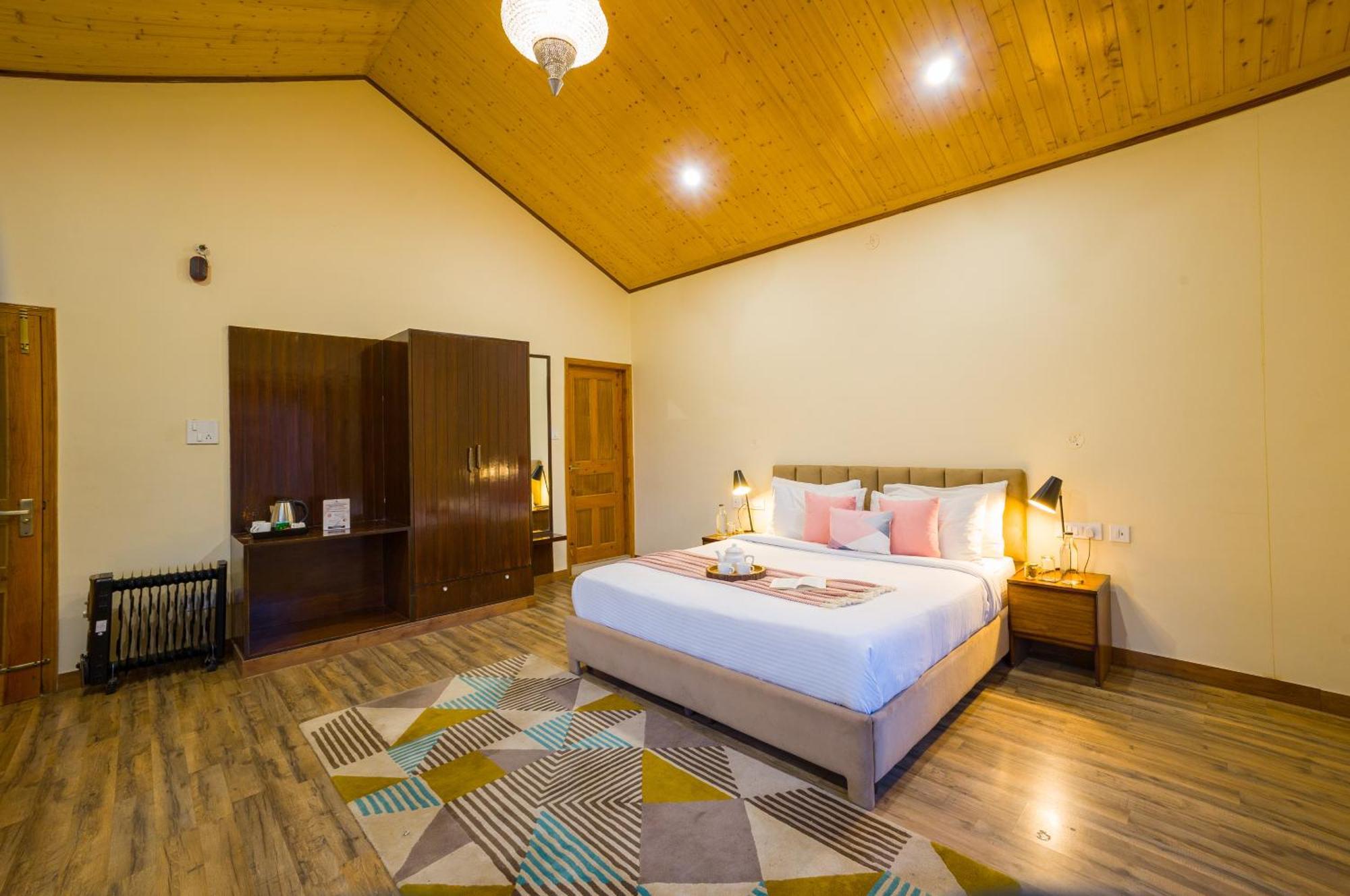 Alaya Luuma Luxury Hillside 5-bhk Amidst Pines With Garden, Balcony & Lounge *