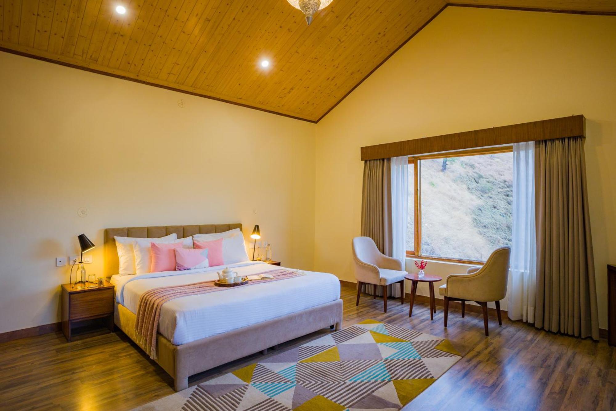 Alaya Luuma Luxury Hillside 5-bhk Amidst Pines With Garden, Balcony & Lounge Kufri