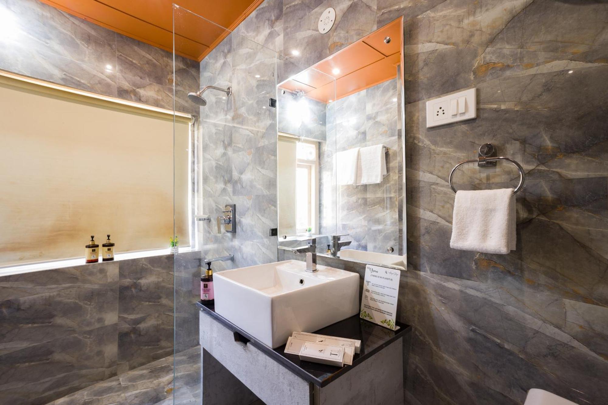 Alaya Luuma Luxury Hillside 5-bhk Amidst Pines With Garden, Balcony & Lounge * Kufri