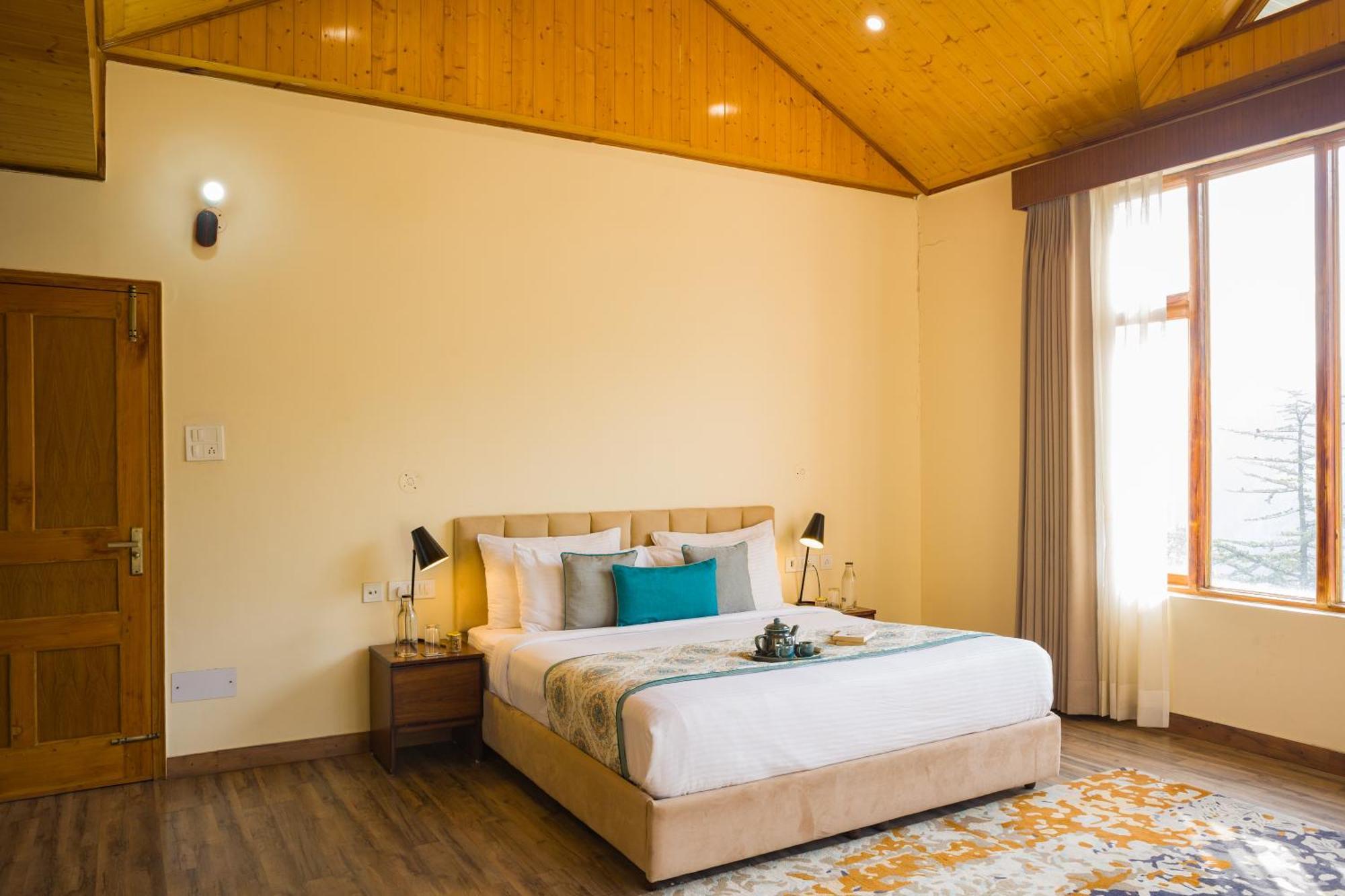 Alaya Luuma Luxury Hillside 5-bhk Amidst Pines With Garden, Balcony & Lounge Villa Kufri