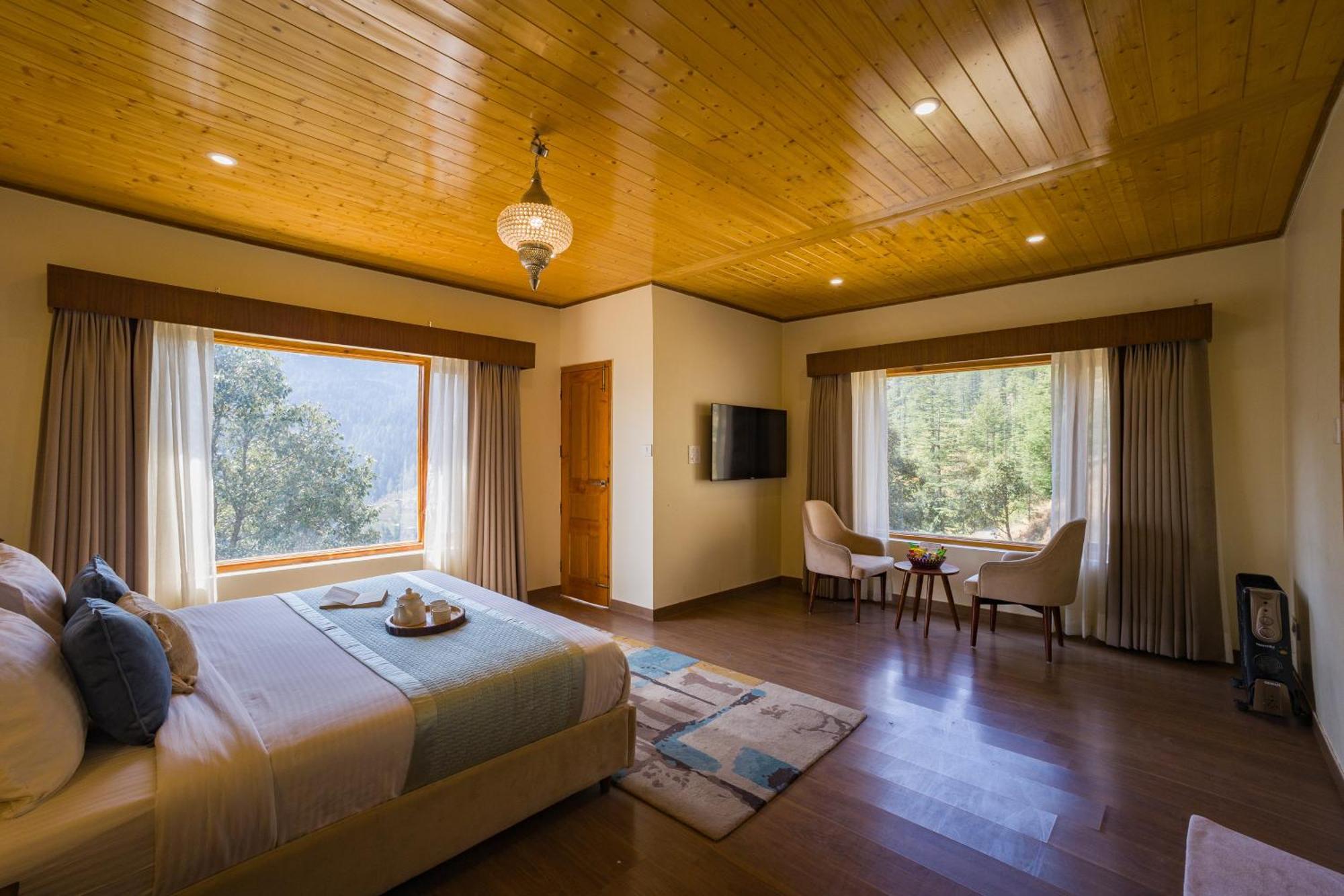 Alaya Luuma Luxury Hillside 5-bhk Amidst Pines With Garden, Balcony & Lounge Kufri