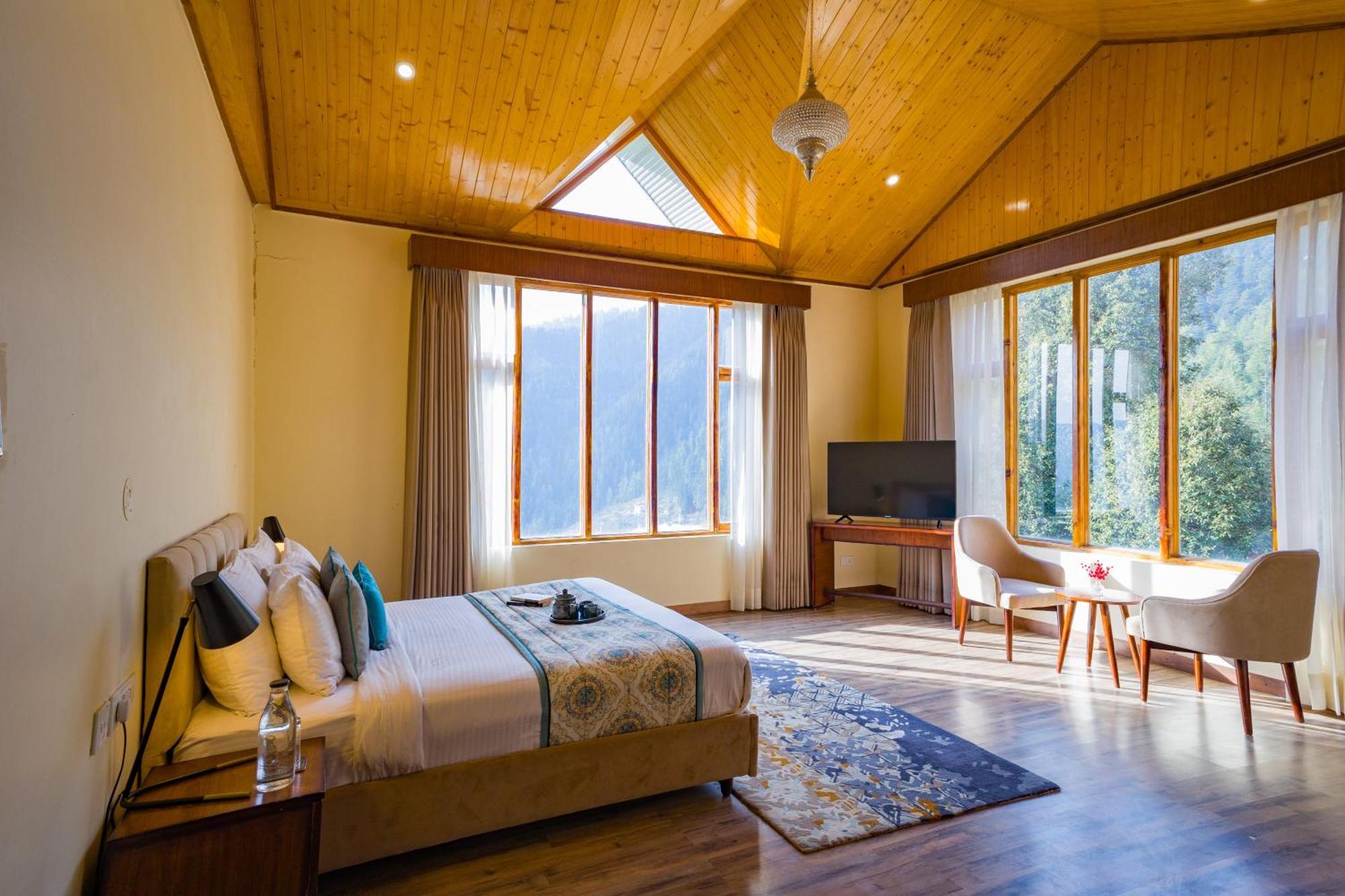 Alaya Luuma Luxury Hillside 5-bhk Amidst Pines With Garden, Balcony & Lounge *