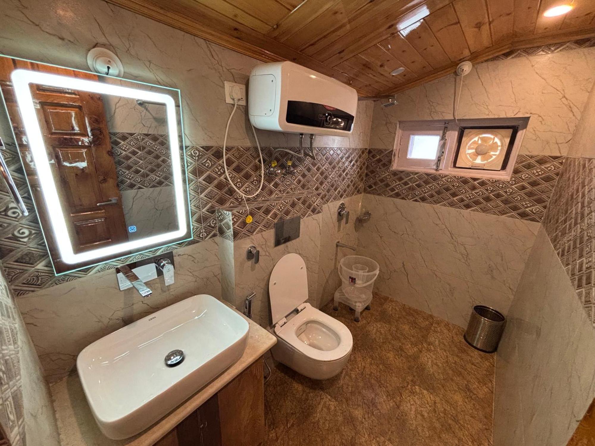 Bed & Breakfast Attic Cozy Retreat By High Rise Kufri Shimla